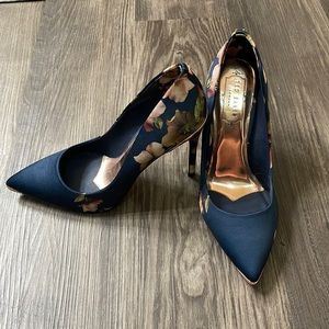 Ted Baker navy satin floral print stilettos size US7